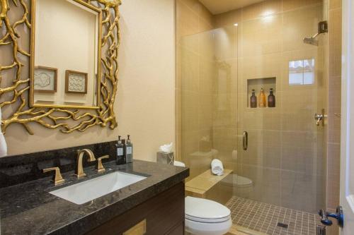 New Listing! Opulent 3-unit Estate With Private Pool Home
