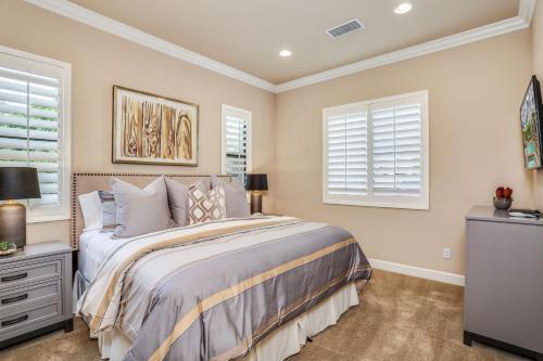 New Listing! Opulent 3-unit Estate With Private Pool Home