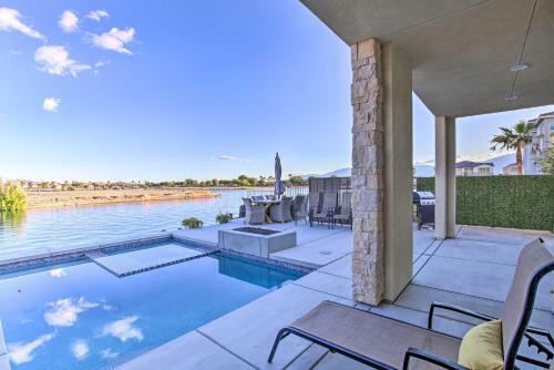 Villa Lavish Lakefront Getaway With Pool And Gas Grill!
