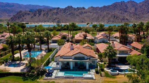 Rare Find-5 Star Rated-stunning Views-pool-spa