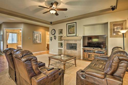 Spacious Retreat With Tiki Lounge And Pool Table!