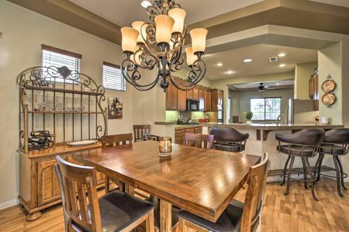 Spacious Retreat With Tiki Lounge And Pool Table!