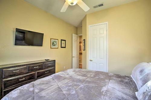 Spacious Retreat With Tiki Lounge And Pool Table!