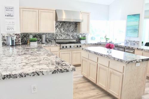 Must See-5 Star Rated-stunning Views, Pool, Spa And More