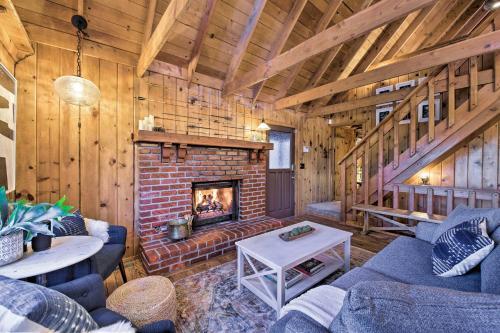 Chic Lake Arrowhead Cabin With Deck 2 Mi To Village