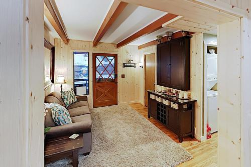Family-friendly Cabin With Private Hot Tub Home