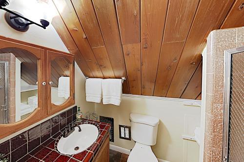 Family-friendly Cabin With Private Hot Tub Home
