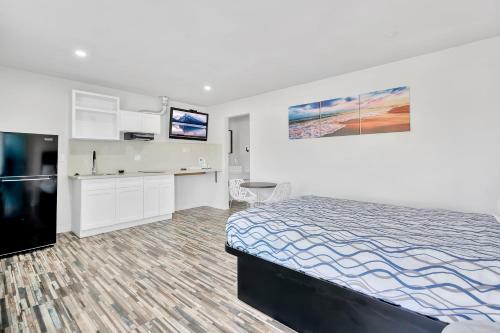 Tradewinds Motel