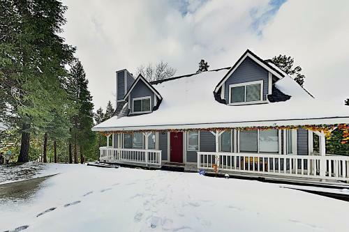 Tree-top Getaway With Forested Views & Elevated Deck Home