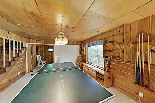 Peaceful Pines Lodge - Fireplaces & Game Room Home