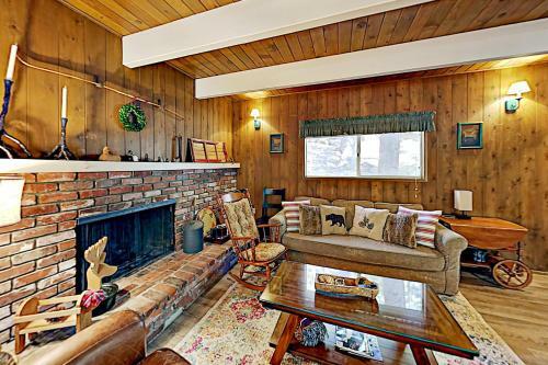 Tres Ositos Bavarian Cabin - Relaxing Deck & A C Home