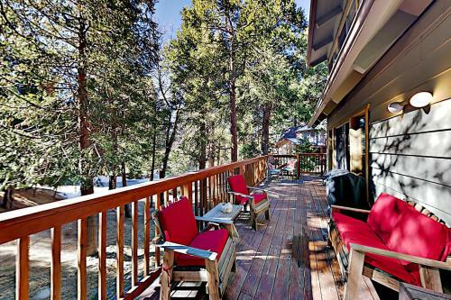 Tres Ositos Bavarian Cabin - Relaxing Deck & A C Home
