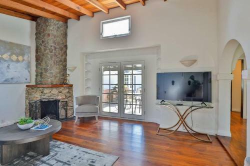 Spacious Unique Italian Villa 20-min Walk To The Beach