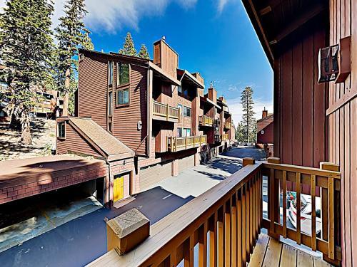 Apartamento New Listing! Chic Condo With Pool & Ski Back Trail Condo