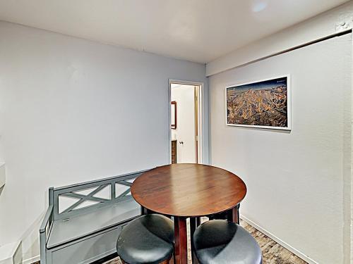 Apartamento New Listing! Chic Condo With Pool & Ski Back Trail Condo