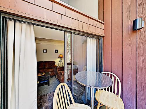 Apartamento New Listing! Chic Condo With Pool & Ski Back Trail Condo