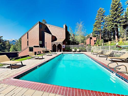 Apartamento New Listing! Chic Condo With Pool & Ski Back Trail Condo