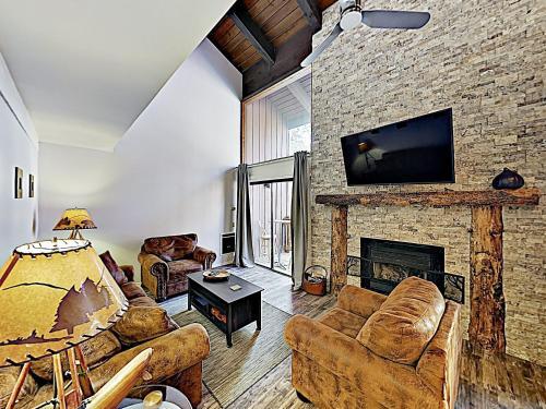 Apartamento New Listing! Chic Condo With Pool & Ski Back Trail Condo
