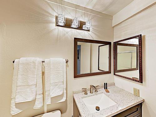 Apartamento New Listing! Chic Condo With Pool & Ski Back Trail Condo