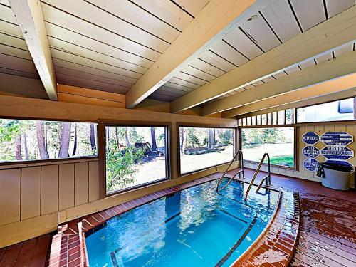 Apartamento New Listing! Chic Condo With Pool & Ski Back Trail Condo