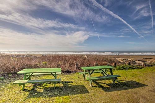 Luxe Manchester Home With Hot Tub And Partial Sea View!