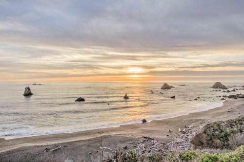 Luxe Manchester Home With Hot Tub And Partial Sea View!