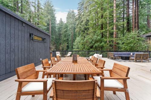 Forest Hideaway With Wraparound Deck & Firepit Home