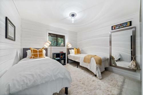 Forest Hideaway With Wraparound Deck & Firepit Home