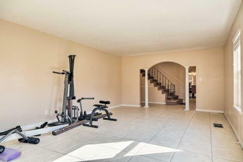 Villa Expansive Cali Retreat With Indoor Balcony And Pool!