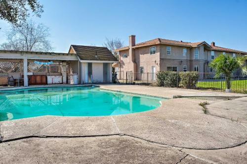 Villa Expansive Cali Retreat With Indoor Balcony And Pool!