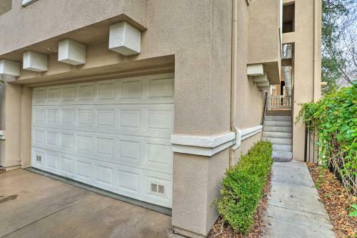 Bright, Modern Townhome Parks, Shops And Eats!