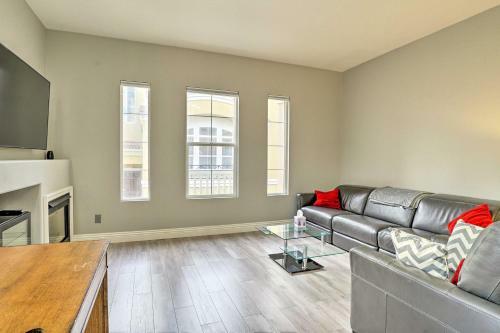 Bright, Modern Townhome Parks, Shops And Eats!