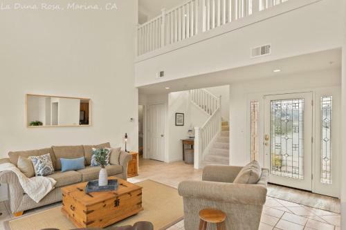 Large 3 Bedroom 2 Bath In Marina