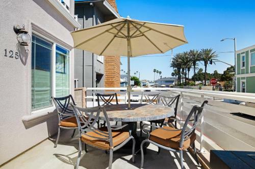 Spacious New Balboa Peninsula Retreat