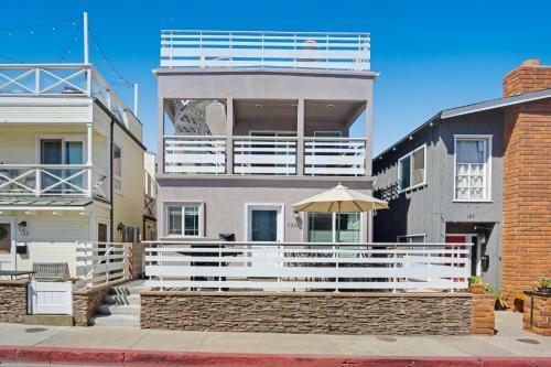 Spacious New Balboa Peninsula Retreat