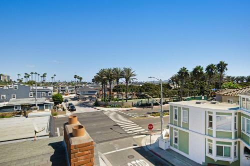 Spacious New Balboa Peninsula Retreat