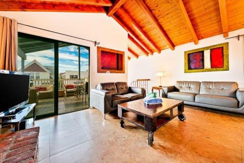 Nb-124b - Newport Beachhouse Upper Unit