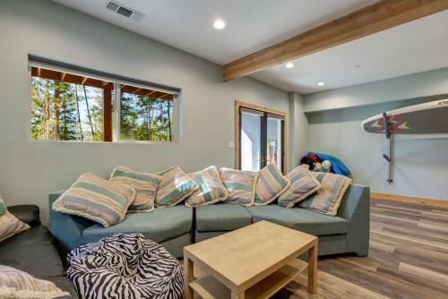 Griffin's Lair - Spacious & Modern Lakefront Cabin Home