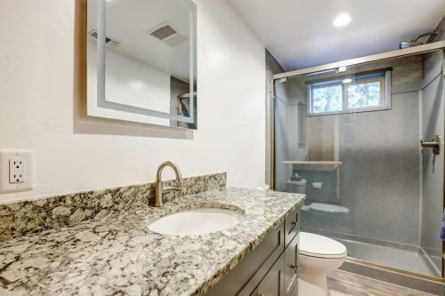 Griffin's Lair - Spacious & Modern Lakefront Cabin Home