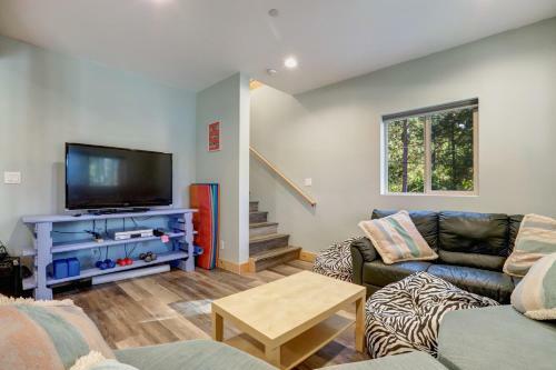 Griffin's Lair - Spacious & Modern Lakefront Cabin Home