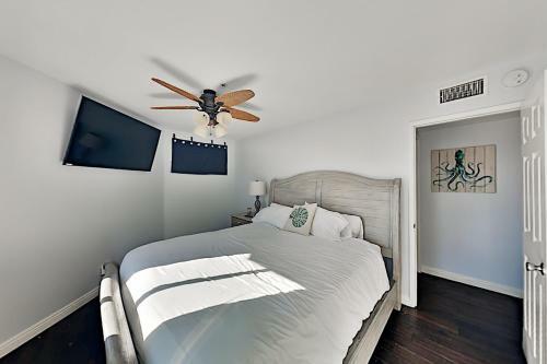 Beachside End Unit - Private Garage & 2 Balconies Townhouse