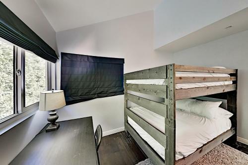 Beachside End Unit - Private Garage & 2 Balconies Townhouse