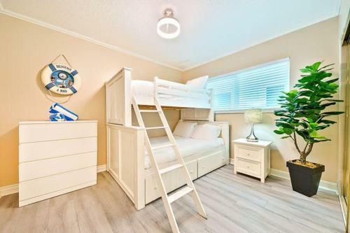 Lower Beach Front Escape Unit A