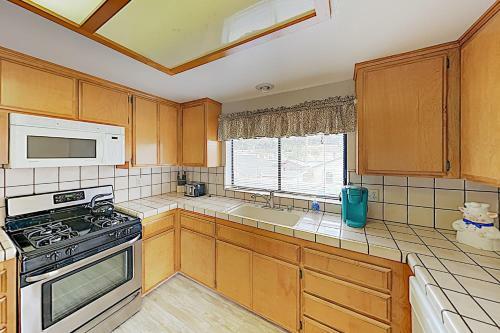 New Listing! Oceano Getaway - Walk To Beach! Home