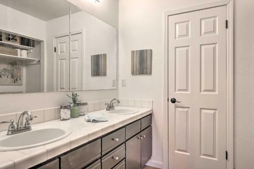 Pet-friendly Art Deco Retreat, Near Downtown