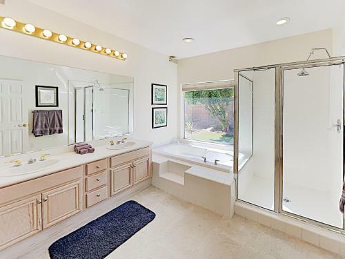 Entertainer's Paradise With Resort-style Pool & Spa Home