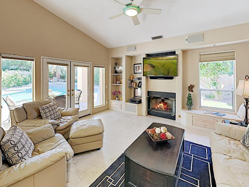 Entertainer's Paradise With Resort-style Pool & Spa Home