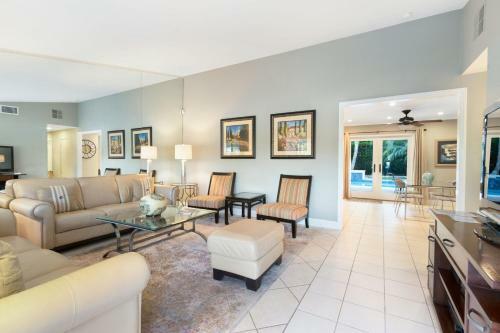 Vintage Paseo Getaway By Oranj Palm