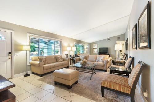 Vintage Paseo Getaway By Oranj Palm