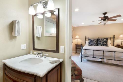 Vintage Paseo Getaway By Oranj Palm